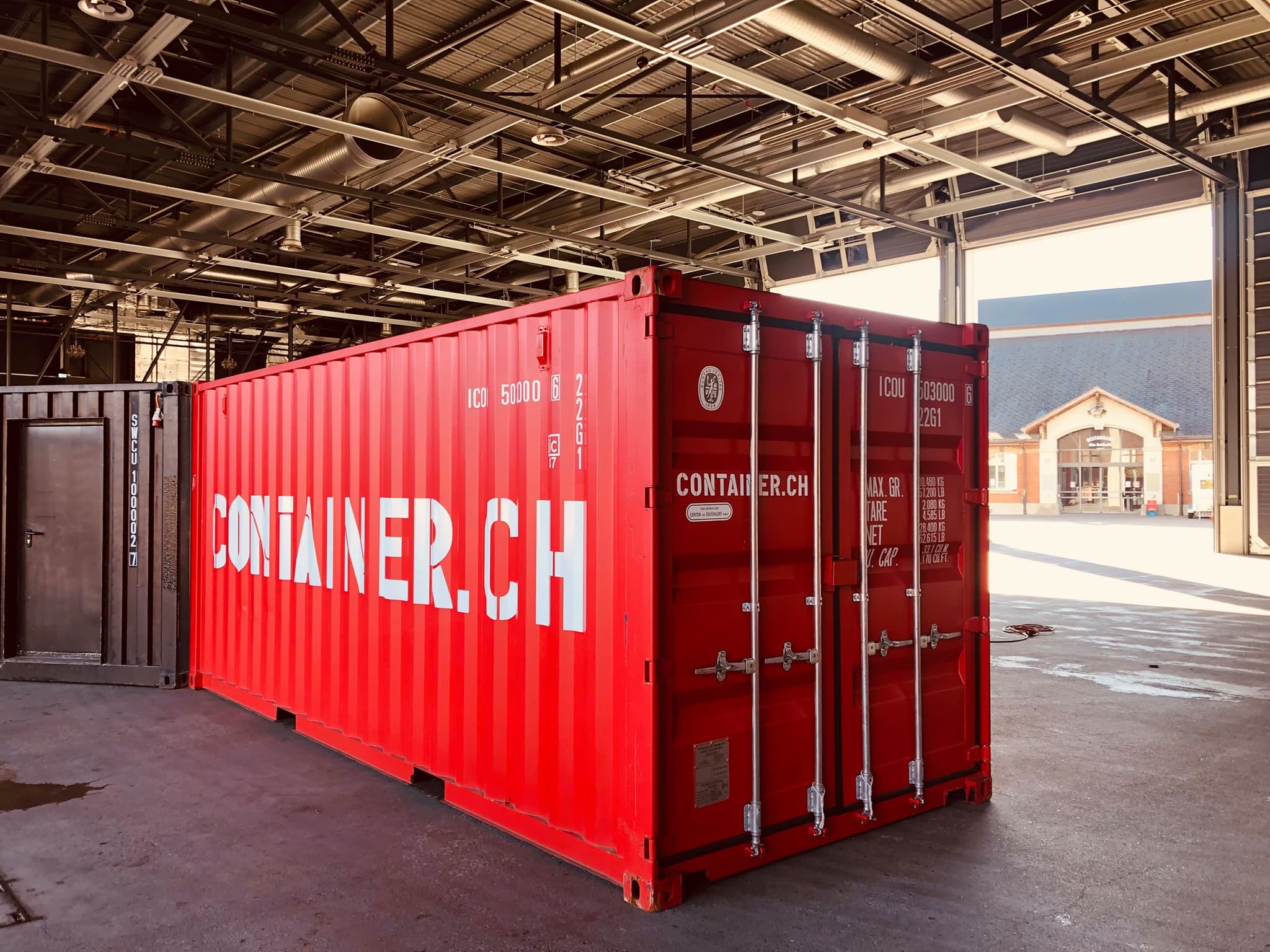 Roter Lager- und Seecontainer von Container.ch